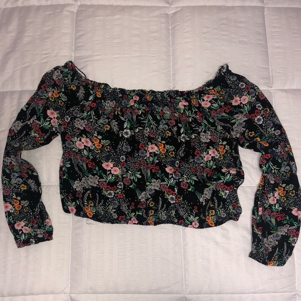 Off the shoulders, crop top